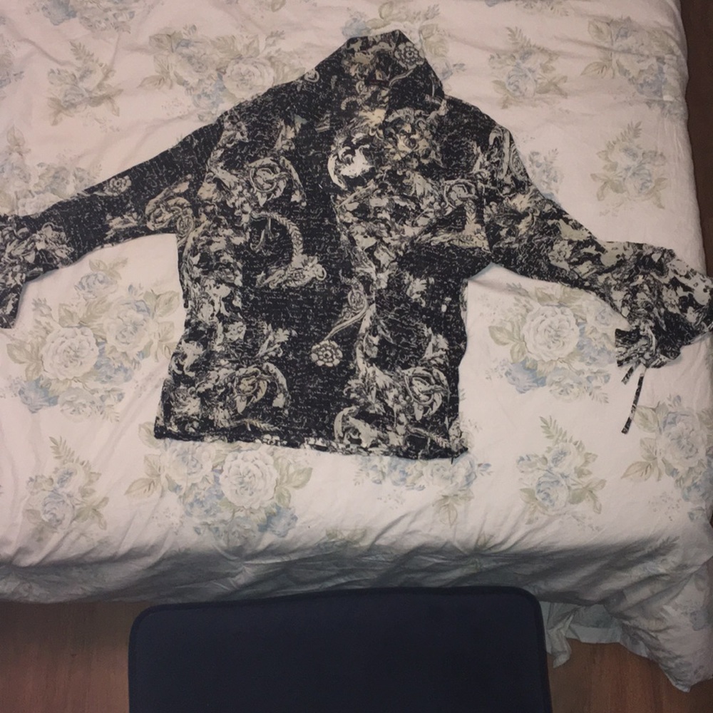 3/4 sleeve. Wrap around shirt. Collared. Mid driff